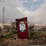 CONTROL. Un retrato de Bashar al-Assad, el presidente autoritario de Siria. Contar e identificar los cuerpos en las fosas comunes solo sería posible desenterrarlos, pero es difícil que eso suceda mientras al-Assad permanezca en el poder.