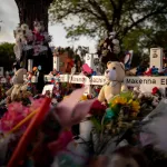 RECUERDO. Un memorial para las víctimas de la Escuela Primaria Robb en Uvalde, Texas.