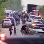 VÍCTIMAS. Los sobrevivientes que viajaban en el vehículo encontrado en San Antonio, incluidos algunos niños, fueron trasladados a hospitales.