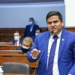 Es falso el dato de Bazán sobre que fue el único congresista que firmó el proyecto de adelanto de elecciones de Susel Paredes. 