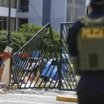 VIOLENCIA. La policía usó una tanqueta para derribar la puerta número 3 de la ciudad universitaria.