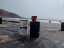 RESIDUOS. Personal contratado por Repsol continúa limpiando las orillas en playas de Ventanilla, Santa Rosa y Ancón. 