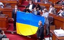 Parlamentarios extienden bandera de Ucrania en el Congreso. 