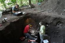 EXCAVACIONES. Los investigadores Asia Alsgaard, Keith Prufer y Emily Moes en el lugar de sepultura en Mayahak Cab Pek, en Belice.