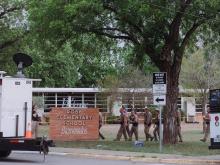 TIROTEO EN EE.UU. Policías frente a la escuela primaria Robb en Uvalde, Texas, el martes 24 de mayo de 2022.