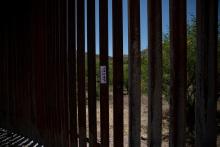 ESTADOS UNIDOS. Calcomanía de la campaña de Donald Trump en el muro fronterizo, en Arizona. Allí un grupo de seguidores de QAnon han establecido su campamento.