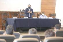 VÍNCULOS. Eduardo Salhuana en un conversatorio sobre propuestas para la elaboración de la Ley de Pequeña Minería y Minería Artesanal.