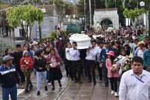 DESCONSUELO. El 17 de diciembre, dos días después de la violenta represión policial, algunas de las víctimas mortales fueron sepultadas en el cementerio de la ciudad.