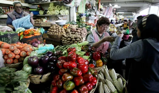 INFLACIÓN. Los mercados locales serán los primeros que sentirán el incremento de las materias primas importadas como maíz, trigo y aceite.