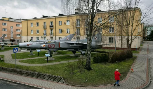 DISUASIÓN. Aviones de combate desmantelados pertenecientes a la era soviética, afuera de la base estadounidense en Redzikowo (Polonia).