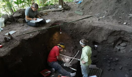 EXCAVACIONES. Los investigadores Asia Alsgaard, Keith Prufer y Emily Moes en el lugar de sepultura en Mayahak Cab Pek, en Belice.