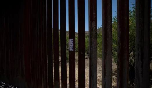 ESTADOS UNIDOS. Calcomanía de la campaña de Donald Trump en el muro fronterizo, en Arizona. Allí un grupo de seguidores de QAnon han establecido su campamento.