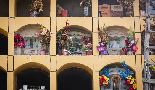 JUNTAS. En los nichos del medio reposan los restos de Marcelina, Dianee y Carmen Ochoa Ccahuana. Fueron enterradas en el cementerio de Huichocruz, en Huancayo.