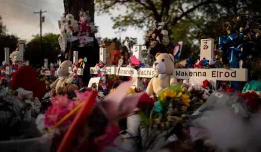 RECUERDO. Un memorial para las víctimas de la Escuela Primaria Robb en Uvalde, Texas.