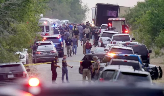 VÍCTIMAS. Los sobrevivientes que viajaban en el vehículo encontrado en San Antonio, incluidos algunos niños, fueron trasladados a hospitales.