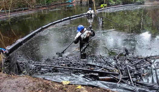 IMPACTOS. Trabajadores de la comunidad de San Pedro limpian un derrame de petróleo. 