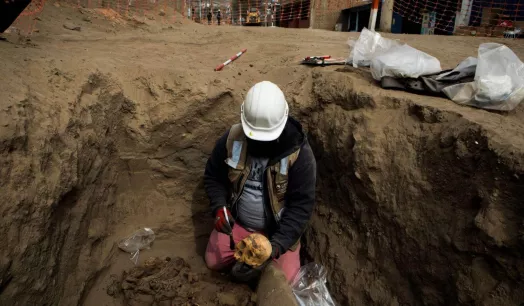 CARABAYLLO. Roberto Quispe, un arqueólogo que trabaja con una compañía de gas natural, desempolvó el cráneo de un guerrero enterrado hace 800 años.