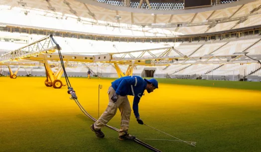 INFRAESTRUCTURA. Qatar construyó ocho nuevos estadios con canchas cubiertas de césped trasladado en avión desde EE.UU.