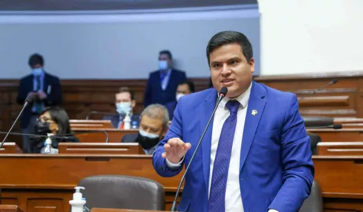 Es falso el dato de Bazán sobre que fue el único congresista que firmó el proyecto de adelanto de elecciones de Susel Paredes. 