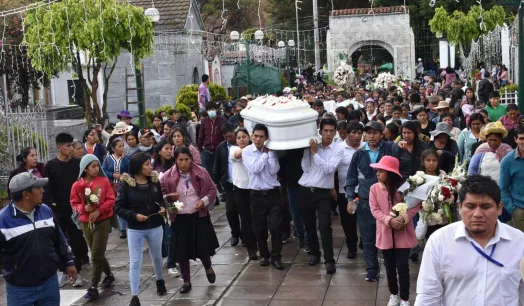 DESCONSUELO. El 17 de diciembre, dos días después de la violenta represión policial, algunas de las víctimas mortales fueron sepultadas en el cementerio de la ciudad.