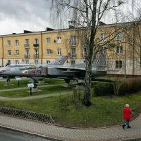 DISUASIÓN. Aviones de combate desmantelados pertenecientes a la era soviética, afuera de la base estadounidense en Redzikowo (Polonia).