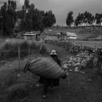 VULNERABLES. Más de la mitad de las mujeres que viven en áreas rurales perdió su trabajo remunerado durante la pandemia.