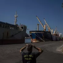 INSUMOS. Un buque de carga de Rusia descargando fertilizante en el Puerto de Santos, en São Paulo, Brasil.