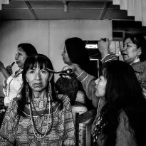 CORTE DE CERQUILLO. La madre del fotógrafo Díaz Gonzales (extremo superior izquierdo) y sus tías recrean la ceremonia del corte de cerquillo del pueblo shipibo-konibo. 