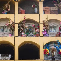 JUNTAS. En los nichos del medio reposan los restos de Marcelina, Dianee y Carmen Ochoa Ccahuana. Fueron enterradas en el cementerio de Huichocruz, en Huancayo.