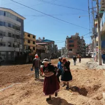 OBRAS. La avenida principal de Challhuahuacho concentra los principales negocios del distrito. Su pavimentación lleva ya tres años. 