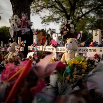 RECUERDO. Un memorial para las víctimas de la Escuela Primaria Robb en Uvalde, Texas.