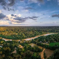 FRONTEIRAS. O rio Ammonia atravessa a fronteira de Ucayali (Peru) e Acre (Brasil), um território habitado pelo povo Ashaninka.