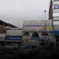 PRESENCIA. Los carteles y locales de Luis Quito se pueden encontrar en varios hospitales de Lima Metropolitana.