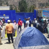 PROTESTA. Dirigentes instalaron carpas y realizaron una olla común en la sede del Gobierno Regional de Áncash para conseguir presupuesto para su obra de electrificación. 