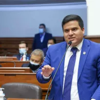 Es falso el dato de Bazán sobre que fue el único congresista que firmó el proyecto de adelanto de elecciones de Susel Paredes. 