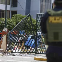 VIOLENCIA. La policía usó una tanqueta para derribar la puerta número 3 de la ciudad universitaria.