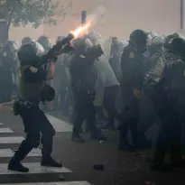 POLICÍAS. Los planes operativos analizan el contexto social y plantean una estrategia para controlar las protestas.