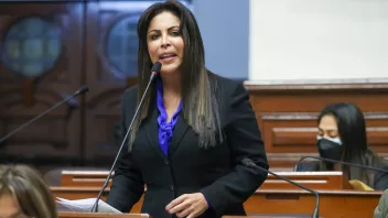 Es cierta la versión de Chirinos acerca de que el presidente Castillo no debió usar la banda presidencial en el Congreso 